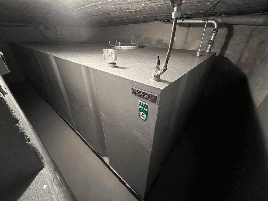 Hier sehen Sie ein Heizöltank - TESCHE Tankdemontage